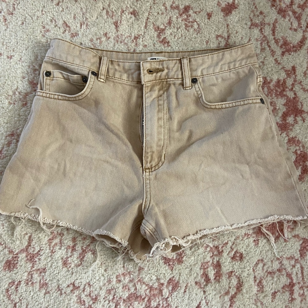 🌊🐚 Women’s tan Billabong shorts size 26 🐚🌊